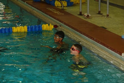 kids in swimming lesson